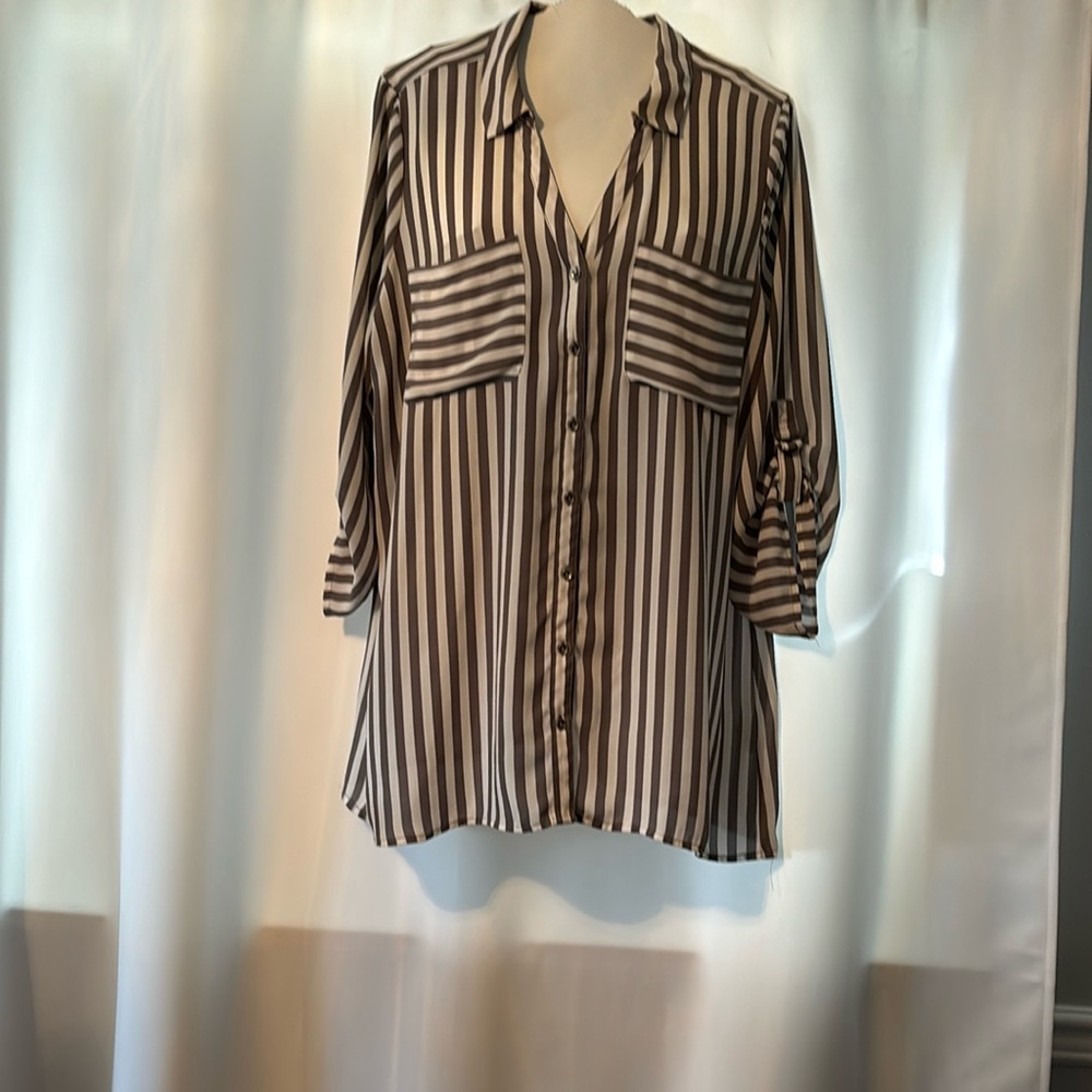 Reitmans Gray and White Striped Button up Tunic with split back size XL